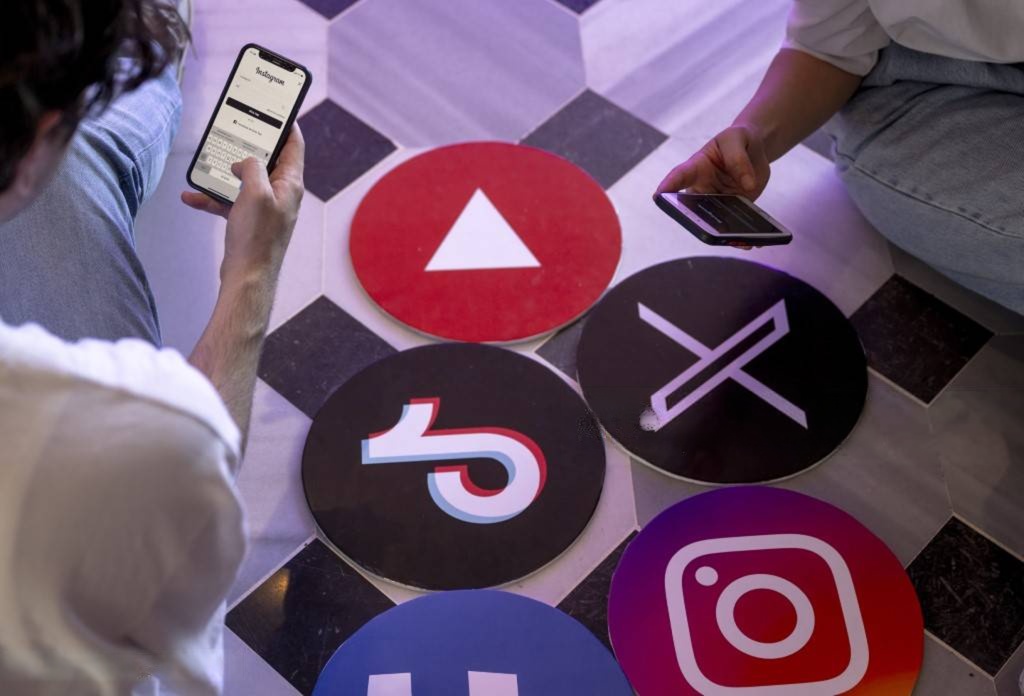 Réseaux sociaux et plateformes vidéo prennent le pouvoir sur l'info